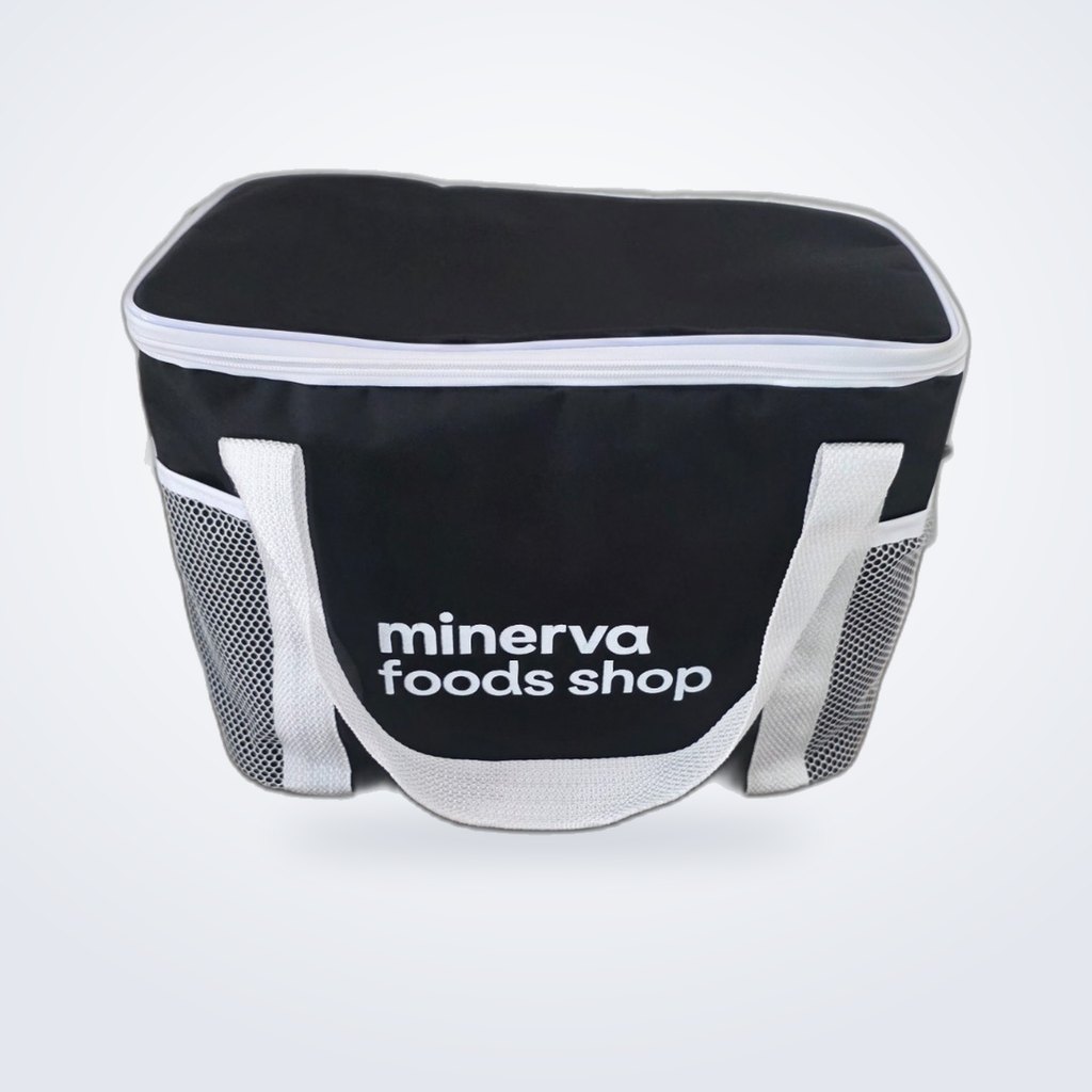 Bolsa térmica preta com alça e bolso em tela produzida para a Minerva Foods Shop